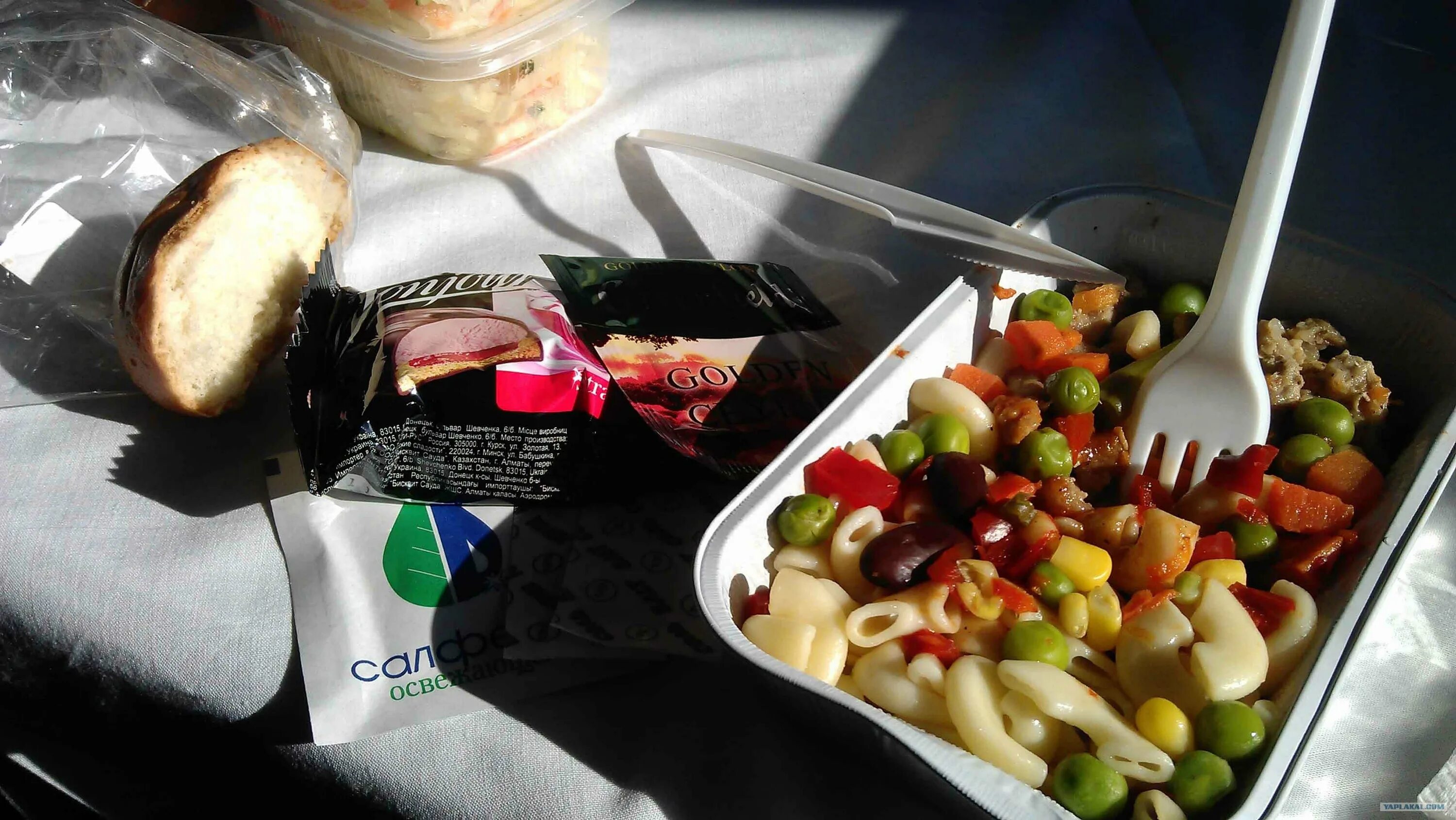 Поезд с питанием сколько раз кормят. Еда в поезд. Наборы питания в поезде. Питание в поезде РЖД В купе. Перекус в поезд.