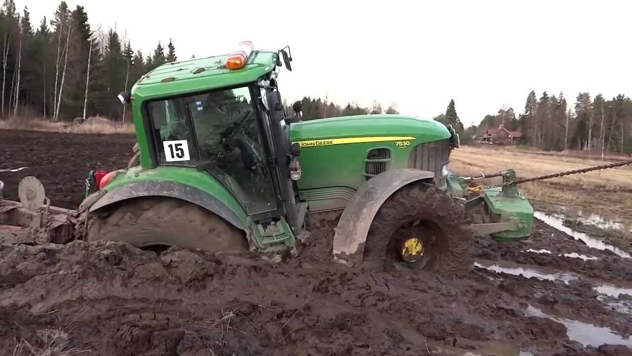 John Deere 7530. Джон Дир в грязи. Джон Дир застрял. Утопленный трактор джандир. Трактор утонул