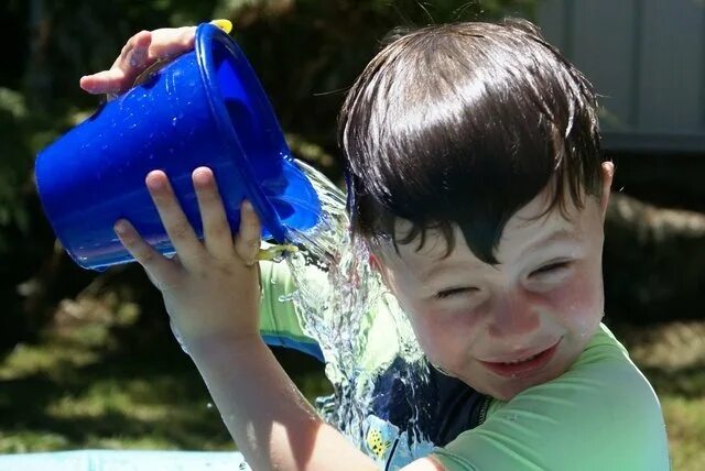 Мыть уши. Лить воду.