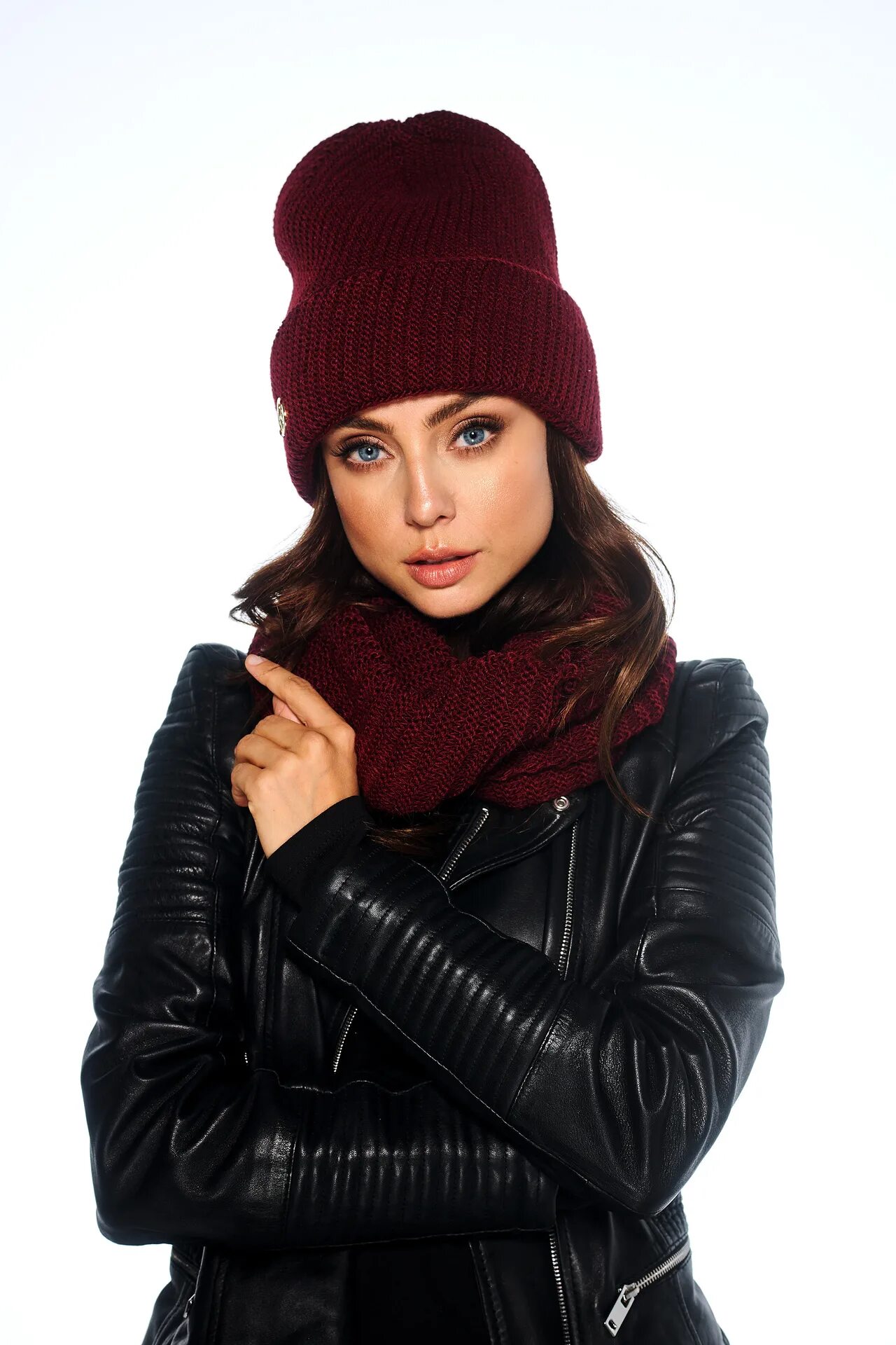 Какую шапку под черную куртку. Шапка бордовая женская. Шапка под кожаную куртку. Шапка бини с дубленкой авиатор. Шапка к черной куртке.