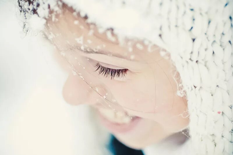 таял белый снег.