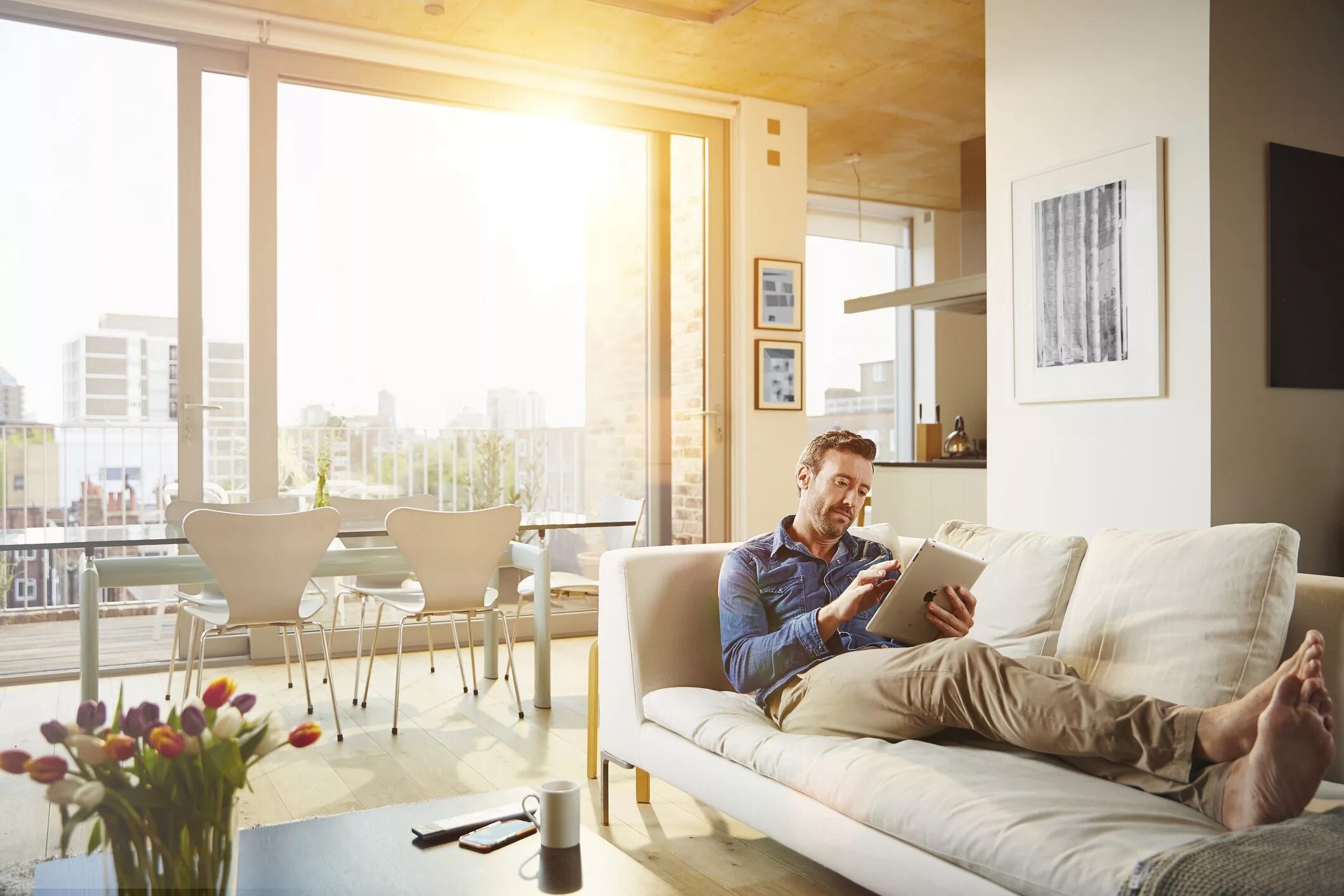 Use room. Интерьер хоумстейджинг. Ковер под кроватью в спальне. Use room. Use room.