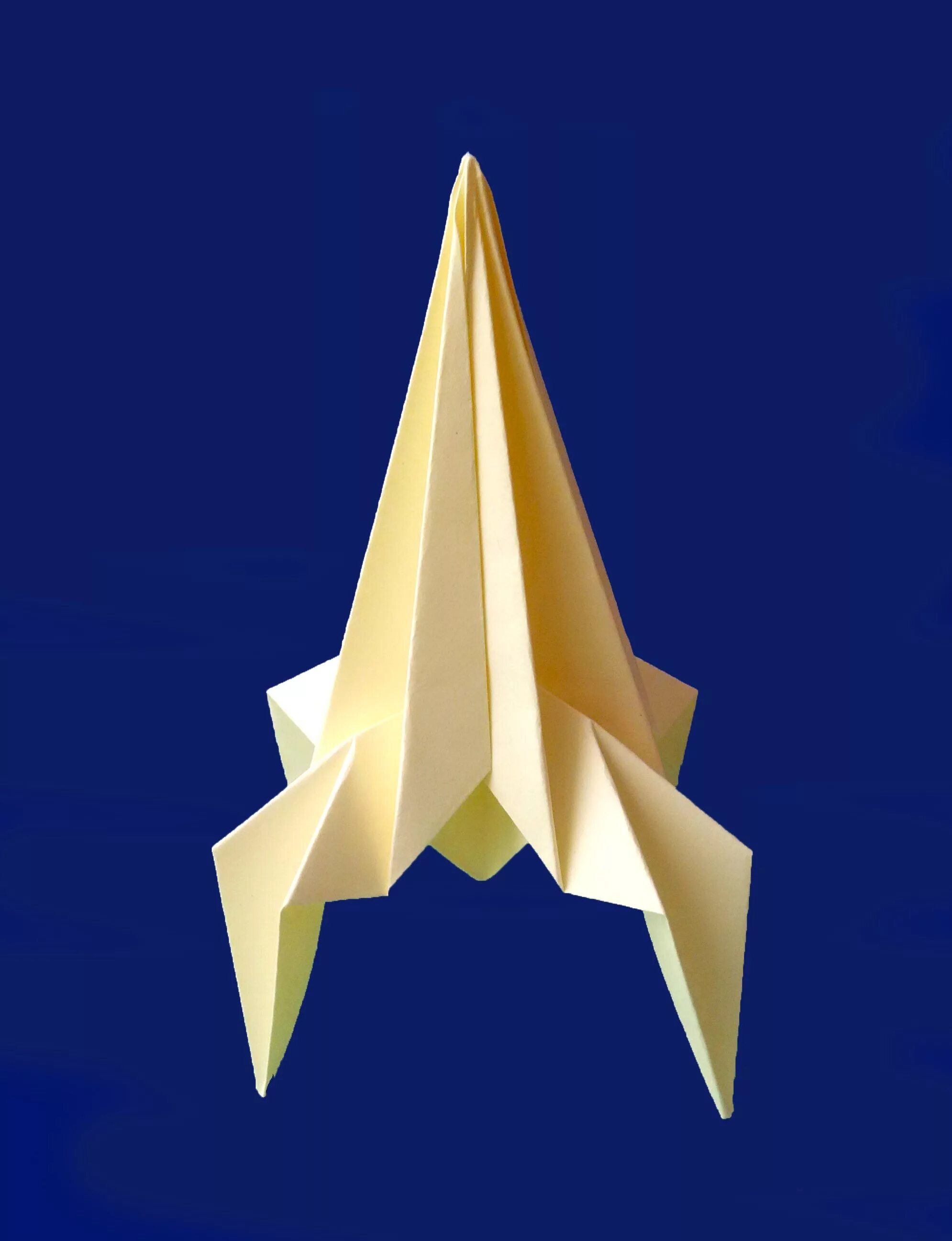 Оригами космос. Оригами ракета. Поделка ракета из бумаги. Ракета из бумаги оригами. Оригами ракета из бумаги для детей.