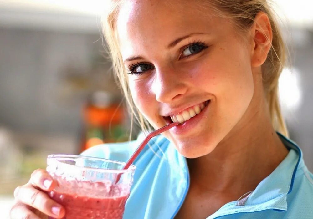 девушка пьет свежевыжатый сок. пьет апельсиновый сок. девушка пьет сок. дети пьют газировку. пейте кислый.