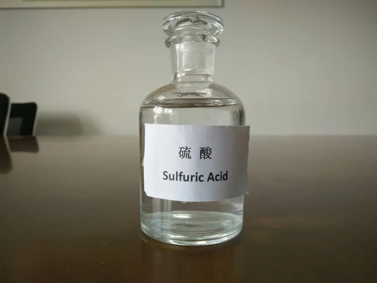 В склянке без этикетки находится бесцветный раствор. Acid sulfuric (h2so4). Серный. Серная кислота флакон. Серная кислота в баночке.