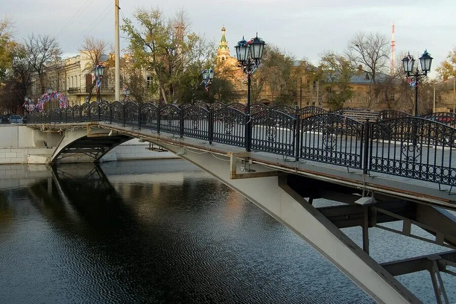 Мосты каналы астрахань. Варвациевский мост в астрахани. Калининский мост астрахань. Воздвиженский мост астрахань. Набережная астрахани достопримечательности.