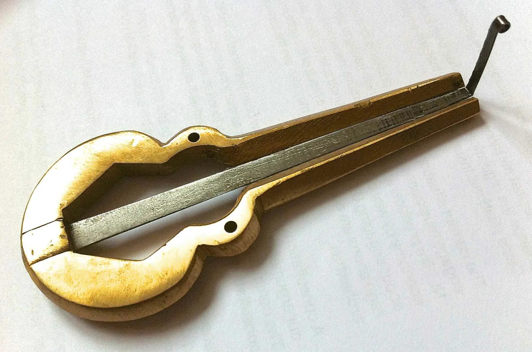 Якутский народный инструмент хомус. Хомус якутский инструмент. Хомус 125мм. Губной инструмент якутов как называется. Якутский музыкальный инструмент хомус.