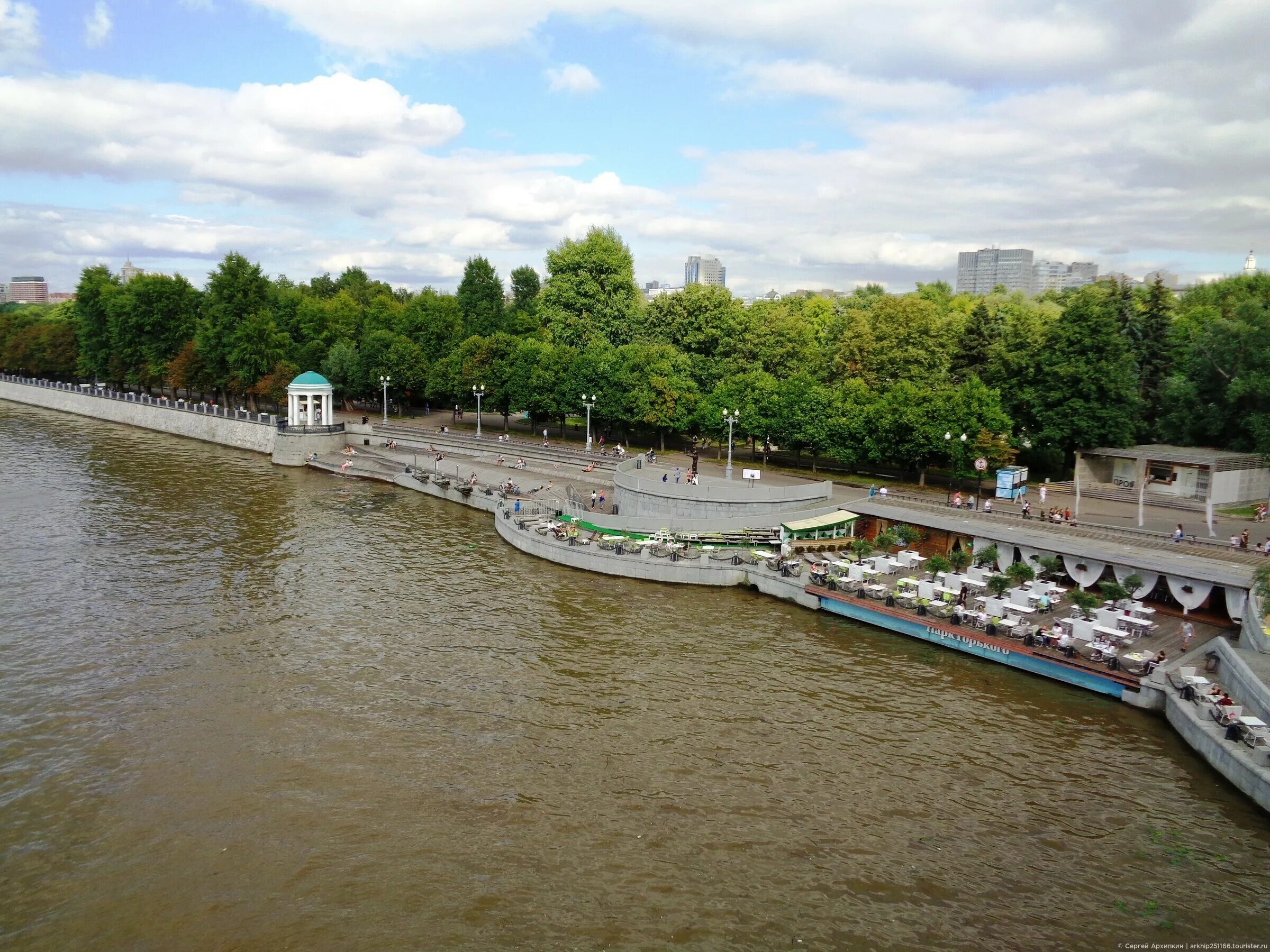 Парк горького 16. Парк Горького Москва. Москва парк культуры имени Горького. Оливковый пляж парк Горького. Парк Горького Москва набережная.