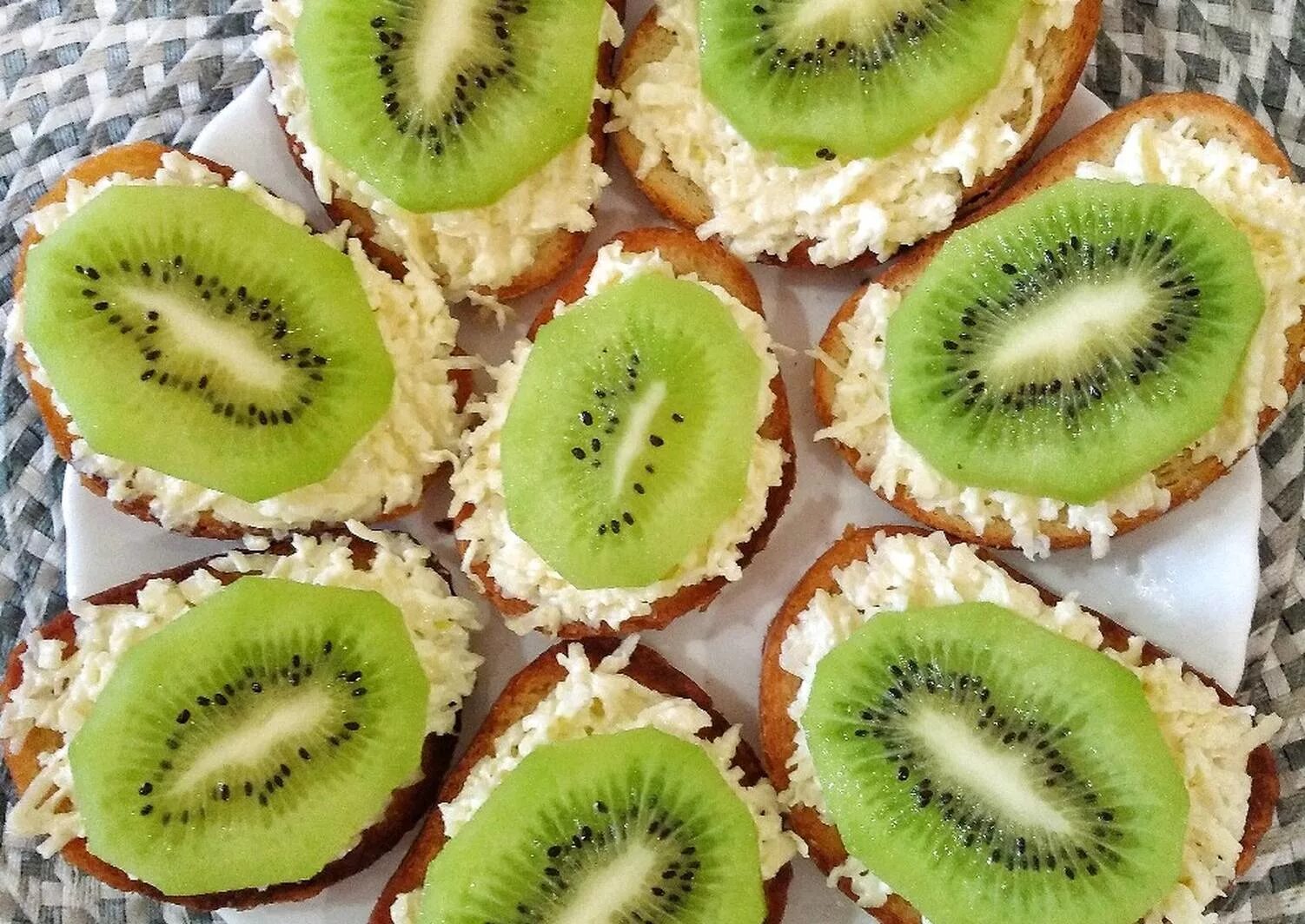 бутерброды с киви. как сделать бутерброды с киви. бутерброды с киви и чесноком и сыром. закуска с киви. бутерброды с киви.