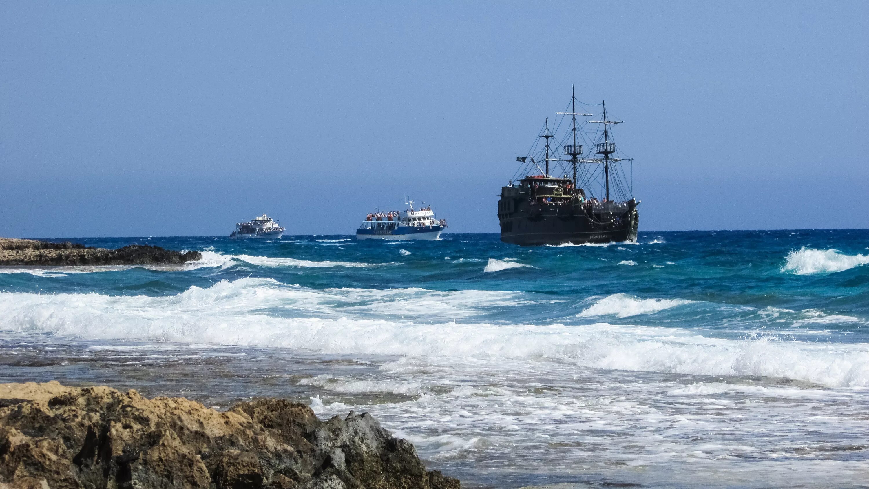 Прибой корабль. Корабль в море. Море корабль берег. Корабль в океане. Корабль в тихом океане.