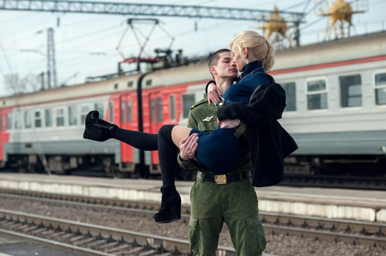 Встреча на перроне. Встреча на вокзале. Парень на вокзале. Фотосессия на вокзале.