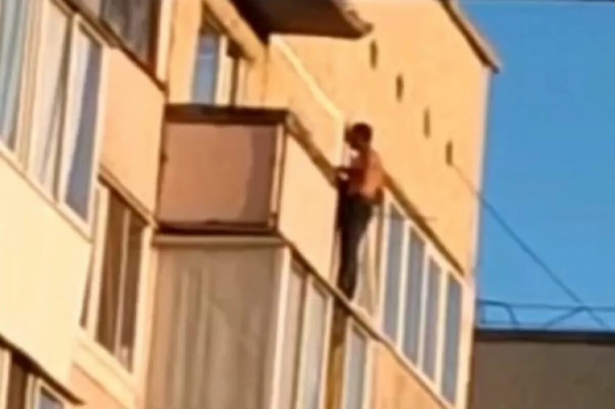 Парень упал с балкона. Упавшие с балкона в питере. Парень упал с балкона. Парень упал с балкона. Девушка спрыгнула с балкона.