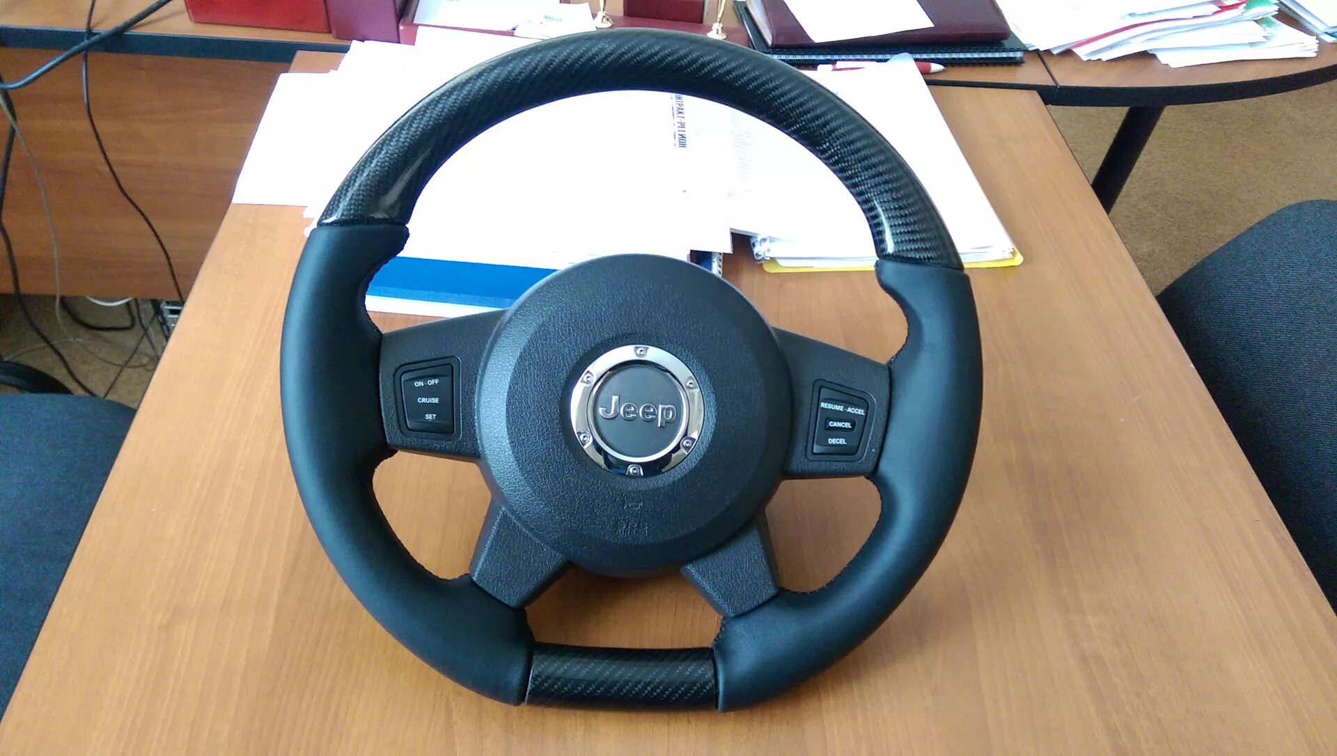Знаки на руле джип компасс 2020. Разобрать руль джип компас 2018 года. Руль джип. Рулевое колесо jeep commander. Карбоновый руль jeep wrangler.
