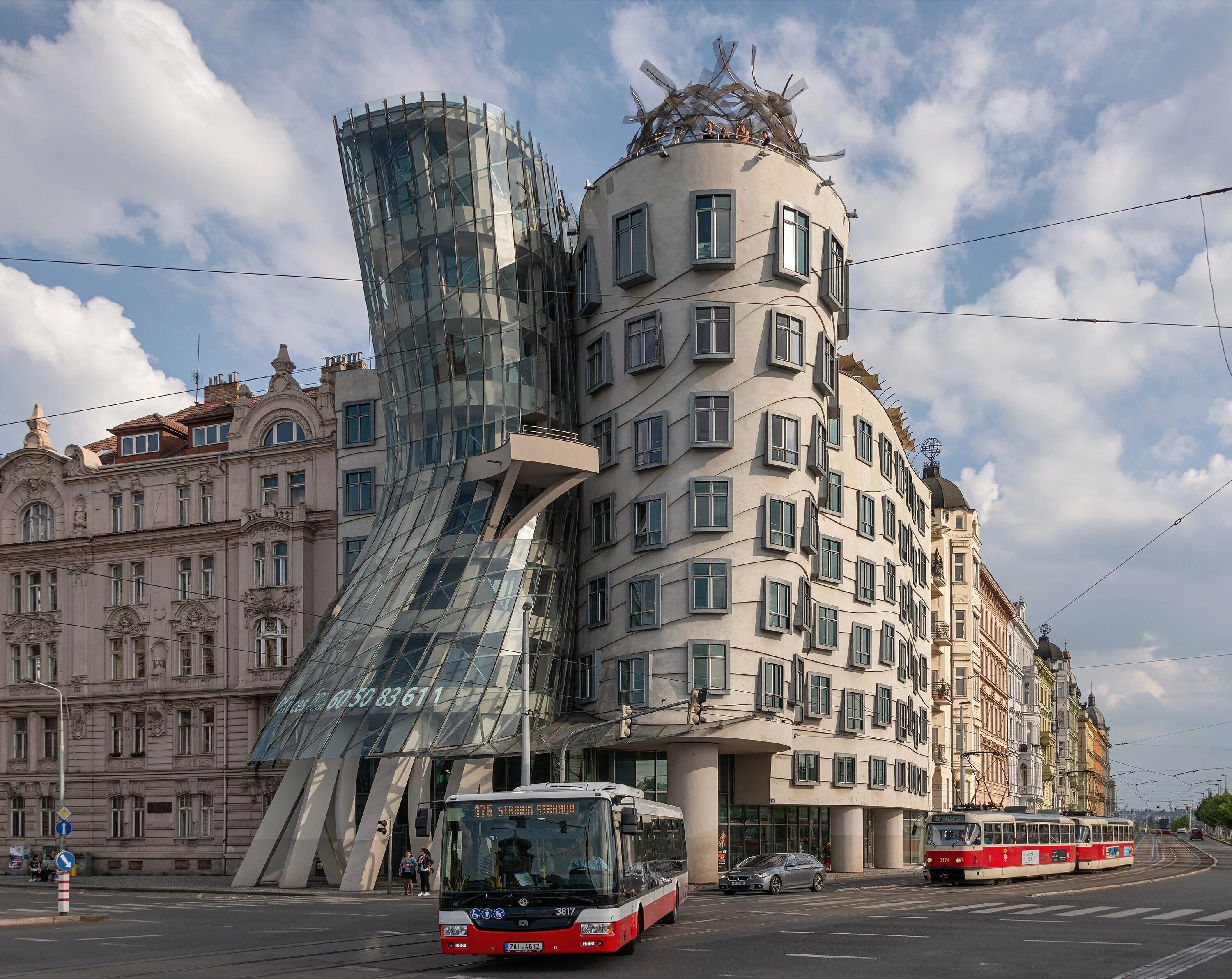 танцующий дом фрэнк гери внутри. танцующий дом фрэнк гери. фрэнк гери танцующий дом в праге. фрэнк оуэн гери, танцующий дом в праге (1992). танцующий дом фрэнк гери.