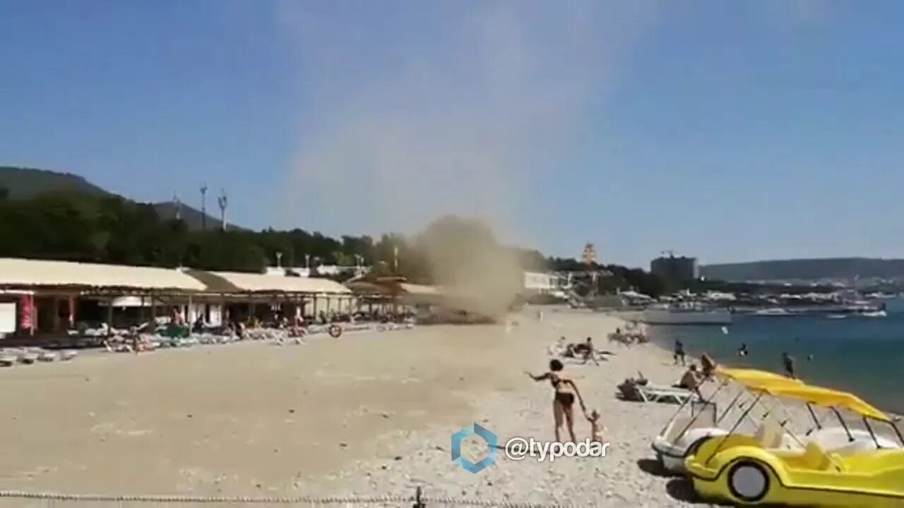 Буря в геленджике сегодня. Волна кабардинка. Вихри в море в геленджике. Буря в геленджике сегодня. Смерч в кабардинке.
