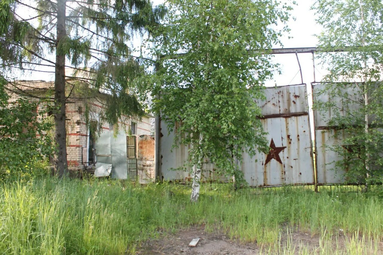 Ворота военной части. Заброшенное КПП. Заброшенный контрольно пропускной пункт. Заброшки Кречевицы. Кречевицы небесные врата