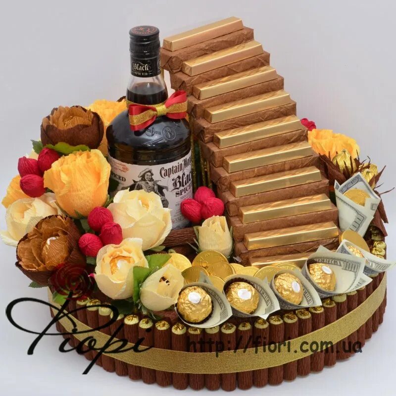 подарок конфеты и бутылка. букет из ферреро роше и клубники в шоколаде. подарок конфеты и бутылка. шампанское с конфетами. бутылка ананас ферреро роше.