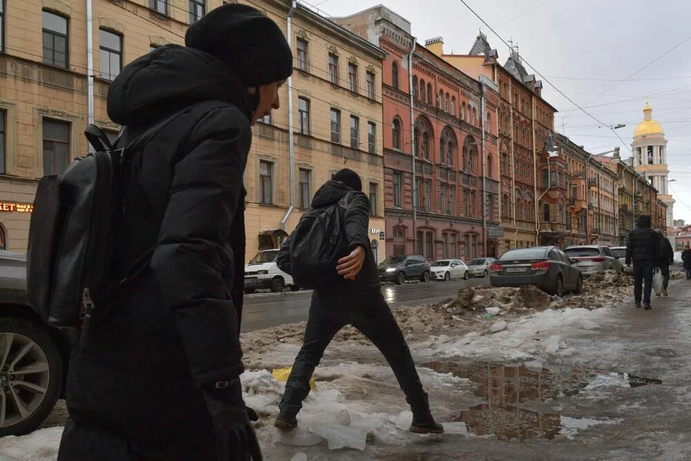 Обман в питере. Прохожие люди в Питере. Ледяной коллапс в Петербурге. Люди на улицах Питера зимой. Лед на улицах Санкт-Петербурга.