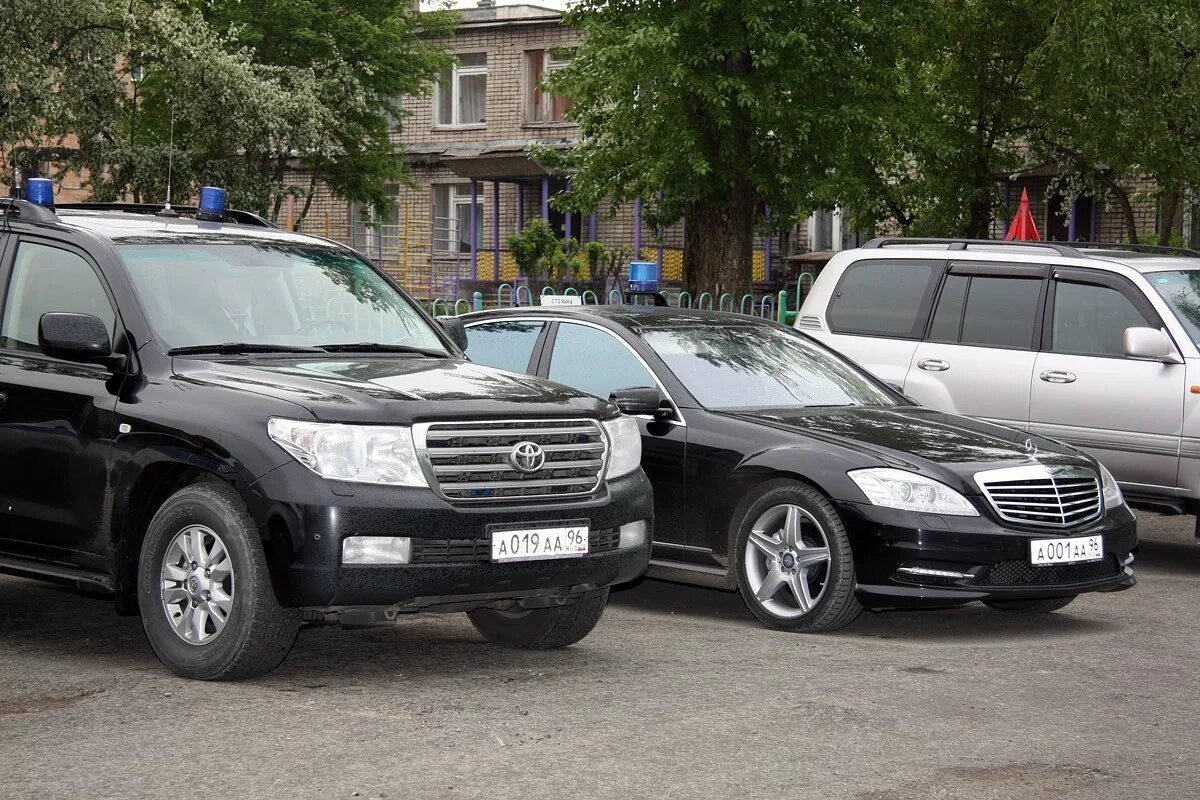 Автомобиль фнс. Тойота ленд Крузер 200 кортеж мигалки. Мерседес мл с мигалками. Мерседес мл 320 с мигалками. Ленд Крузер 200 с мигалками.