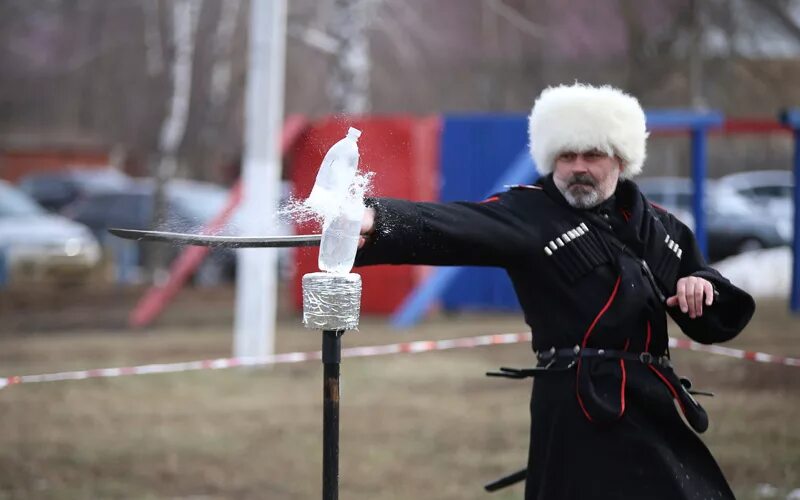 Казак рубил казака. Кубанские казаки с шашками.