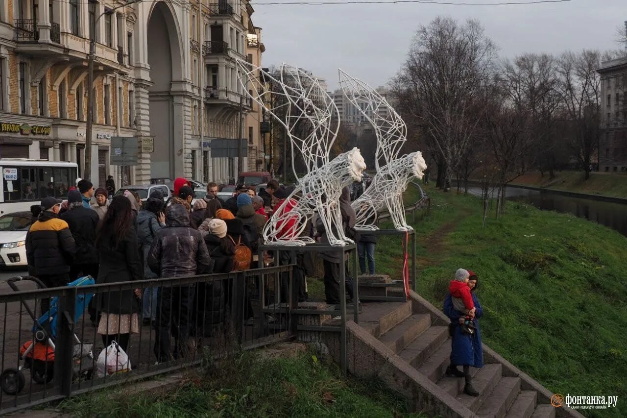 25 октября на левом. Львы на черной речке СПБ. Крылатые львы на черной речке в СПБ. Статуи Львов на черной речке. Скульптуры на черной речке СПБ.