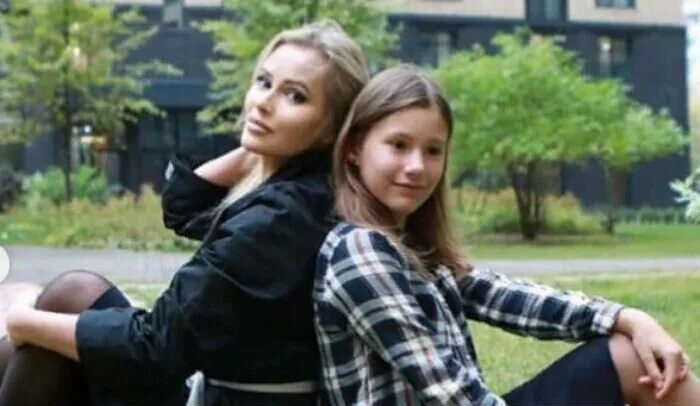 Куда делась дочь. Сестра даны борисовой полина. голая полина дочь даны борисовой. дана борисова поцелуй с девушкой. дана борисова емельян брауде.