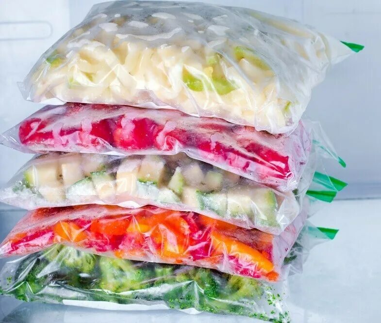 Заморозка начнет. Заморозка овощей в пакетах. Заморозка овощей на зиму. Замороженные овощи в холодильнике. Заморозки на зиму из овощей в пакетах разные варианты.
