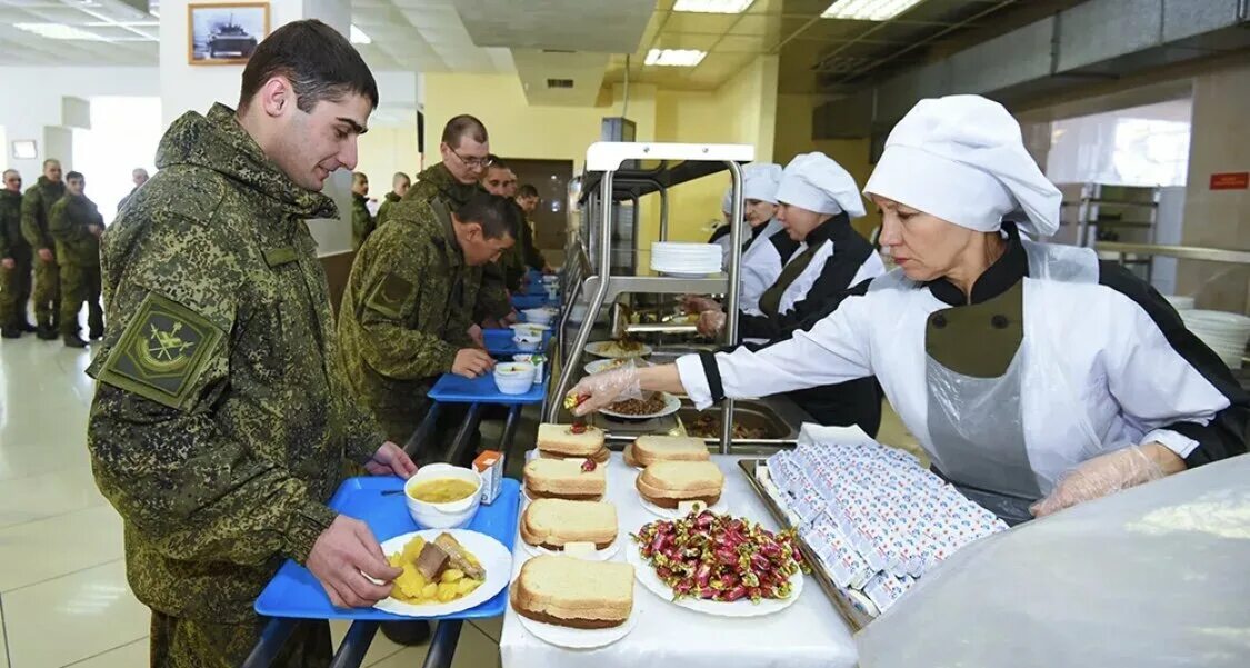 Вс рф готовит. Столовая солдат армии РФ. Столовая в армии России. Солдатская столовая в армии РФ 2021г. Обед в армейской столовой.