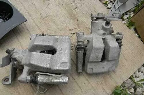 440018001r. Суппорт тормозной рено флюенс. Суппорт задний renault fluence. Задние суппорта рено флюенс. Задний суппорт рено меган 3.