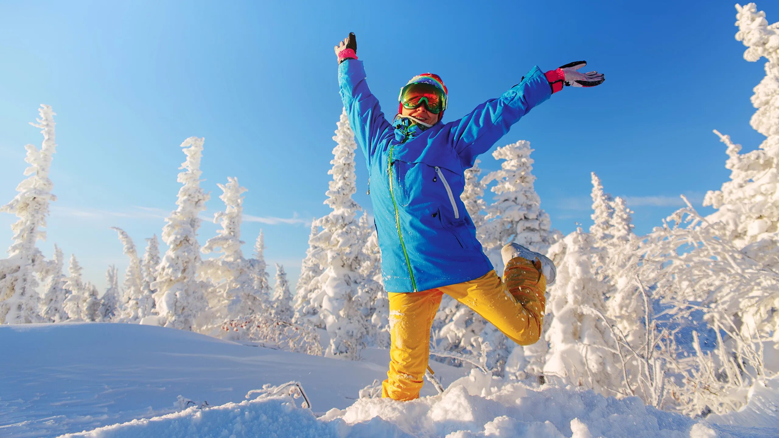 Do sport the winter. Спорт зимой. Люди в горах зимой. Спортсмен зимой. Катание на лыжах.