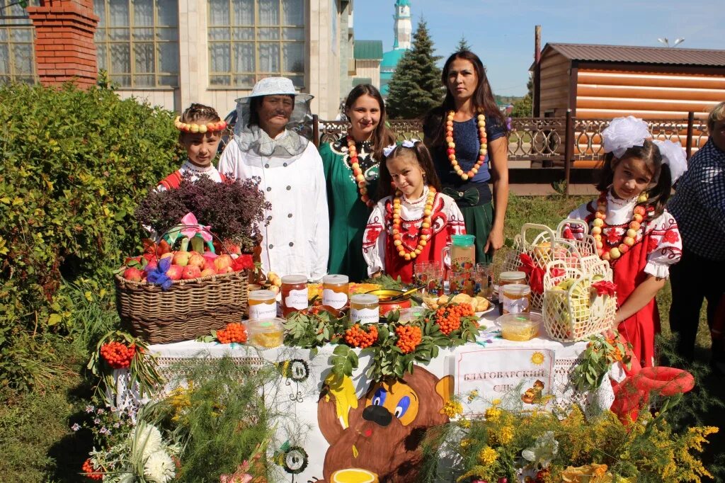 Спасы празднование. Медовый спас народный праздник. Фестиваль медовый спас. Медовый спас фольклорный праздник. Гулянье национальные медовый спас.