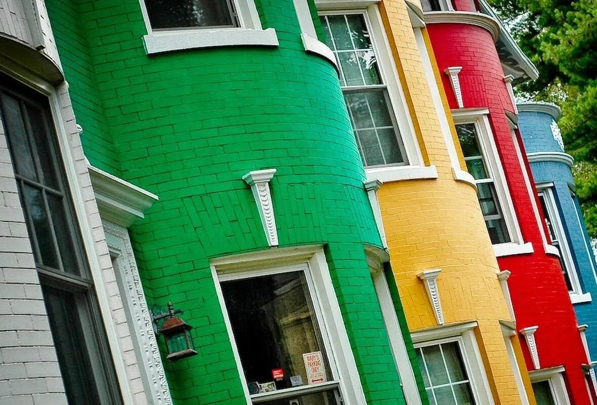 Купить фасад яркая жизнь. Цветные фасады домов. Разноцветный дом. Окрашенный фасад здания. Яркий фасад дома.