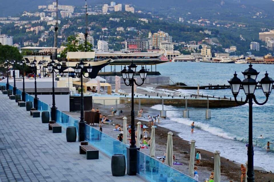 Набережная имени ленина ялта. Ялта набережная 2013. Набережные алушты и ялты. Крым ялта акрополь набережная. Ялта достопримечательности пляж.