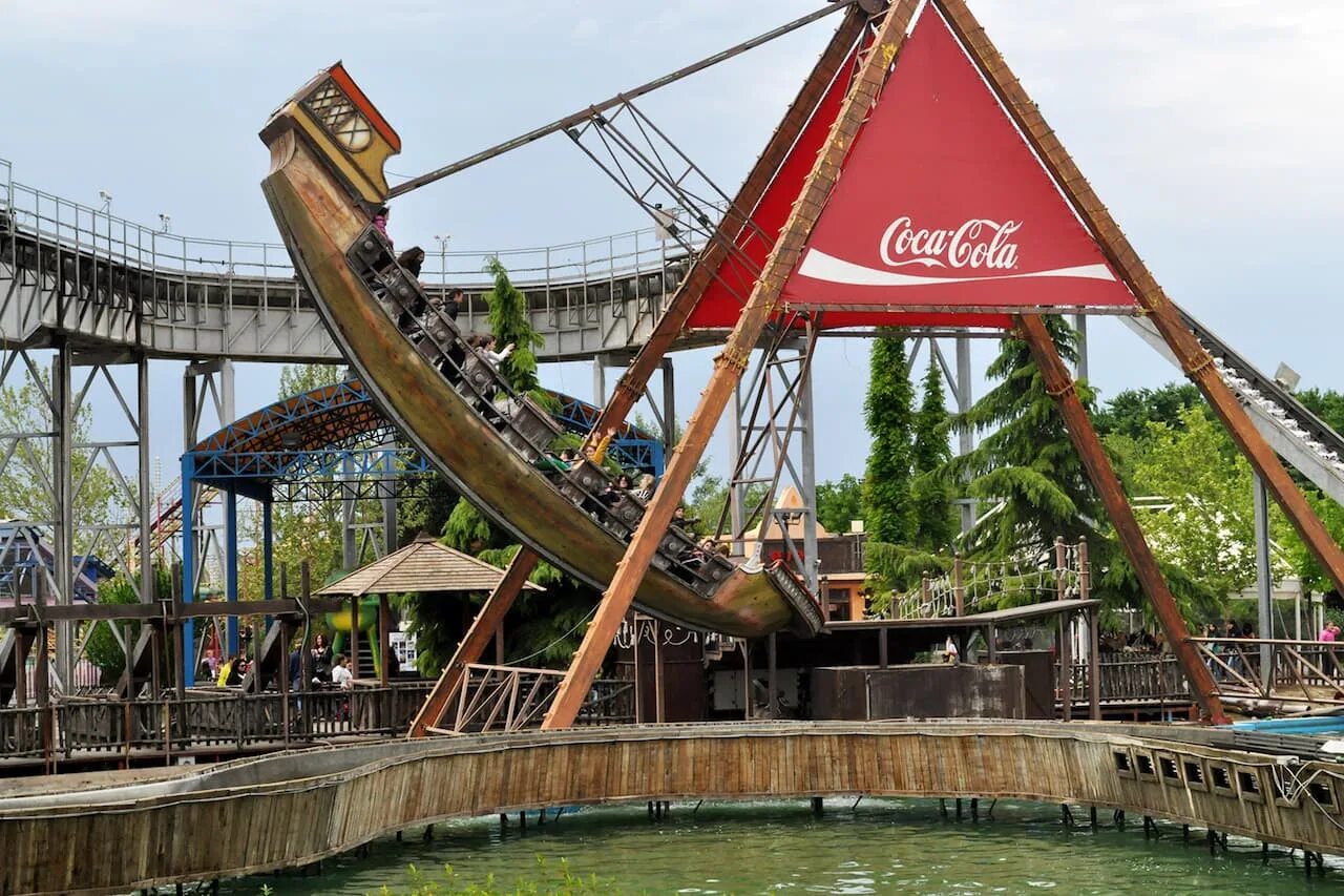 Маджик парк. Парк аттракционов Magic Park в Салониках. Мэджик парк Греция. Магик парк Сочи. Лунапарк в Греции.