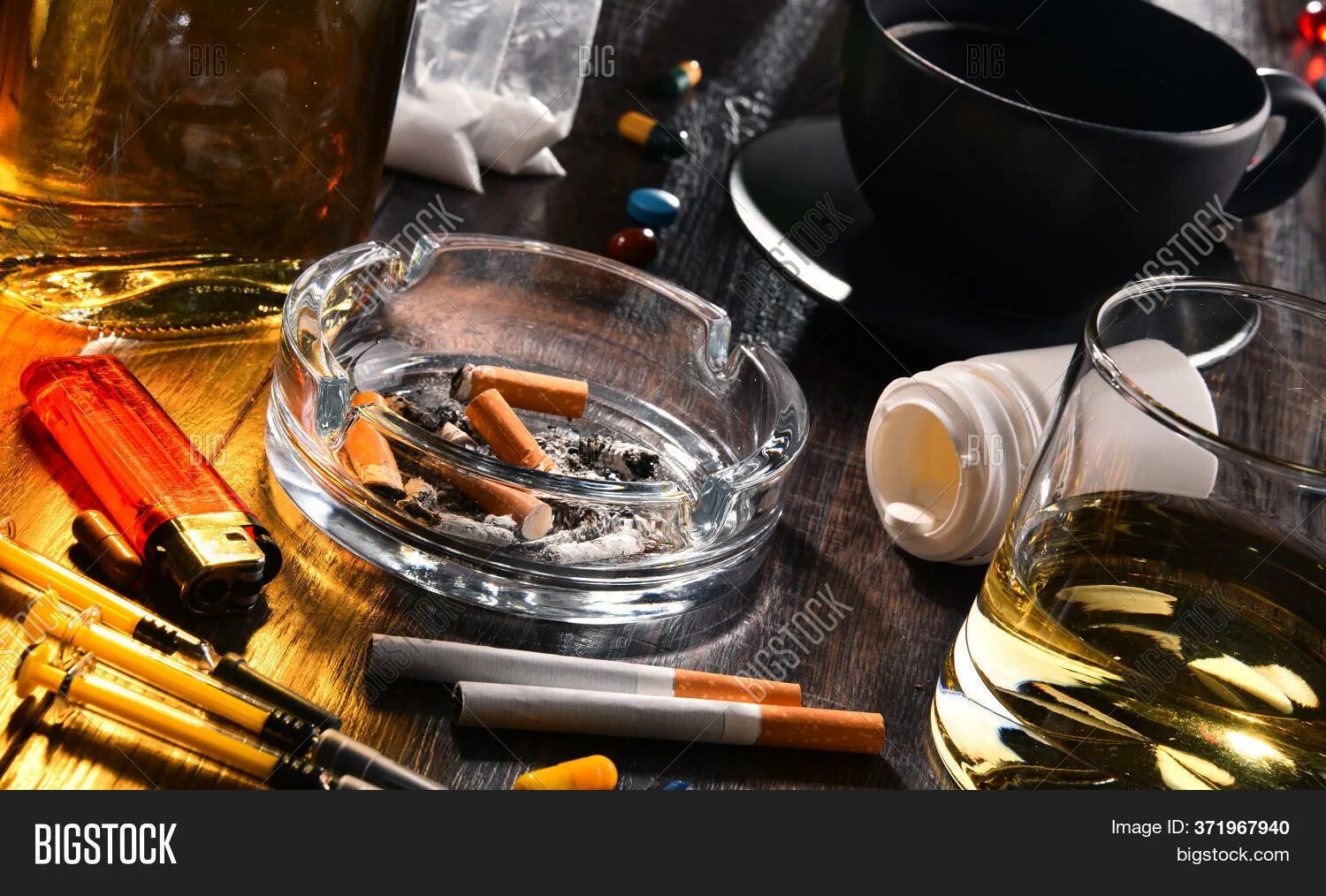 Виски орган человека. Кофе алкоголь сигареты. Алкоголь, лекарства, сигареты. Алкоголь и сигареты картинки. Стол с алкоголем сигаретами и наркотой.