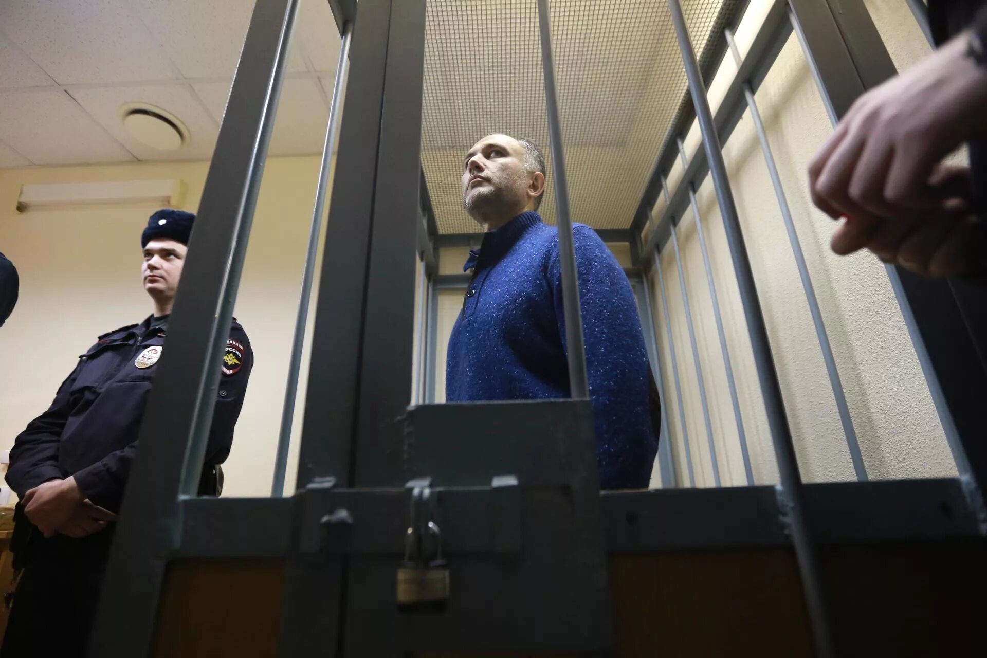 по делу виноватая. молодой человек в суде. по делу виноватая. по делу виноватая. зимняя вишня 2022.