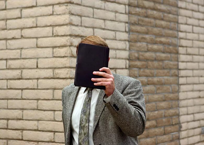 Гэбриел бейтман неистовый. За решеткой в суде. Скрыться р. Скрытный человек. Скрыться р.