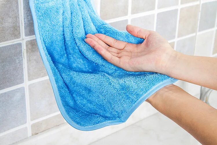 Чужим полотенцем. Полотенце для рук. Вытирать руки полотенцем. Полотенце для вытерание рук. Полотенце для ног.
