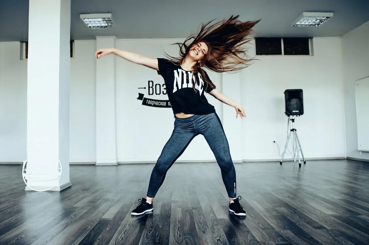 Движения для танца. Танцы движения для начинающих. Движения танца под современную музыку. Движения танца под современную музыку. Несложные танцевальные движения.