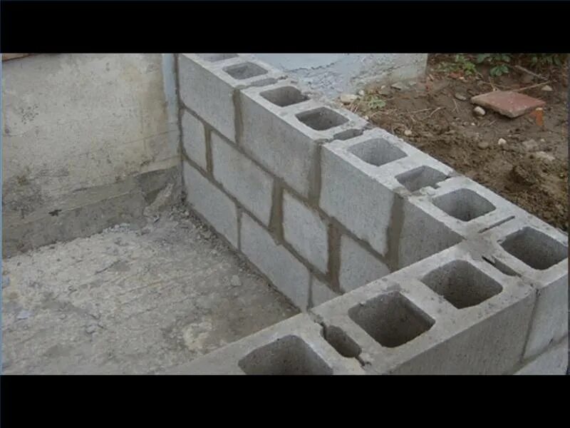 КББ блоки для фундамента. Кладка шлакоблока в 1 блок. Пустотелый пескоцементный блок кладка. Перегородка из бетонных пустотелых блоков.
