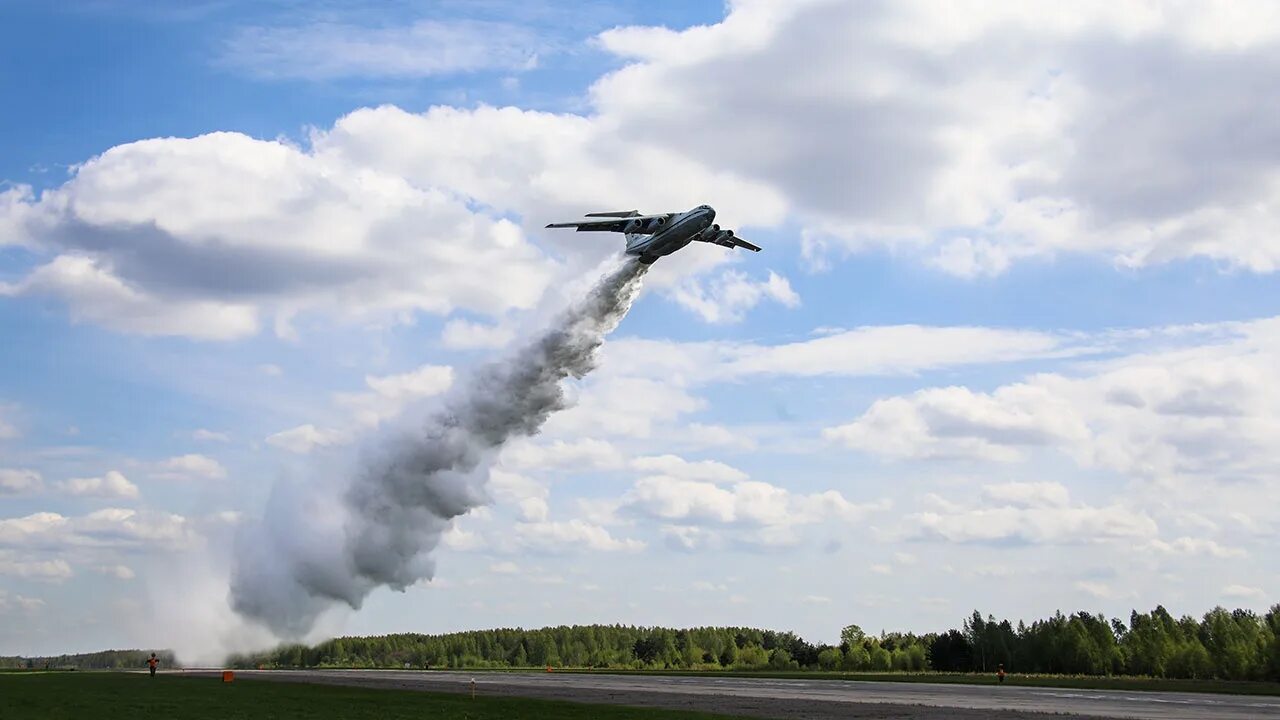 Ил 76 Тверь. Ил 76 над Тверью. Ил-76 тушение пожаров. Ил 76 в воздухе. Прощание с экипажем ил 76 в твери