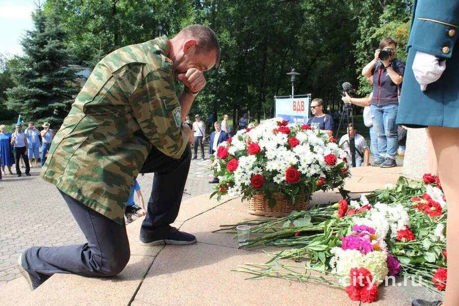 День ВДВ В Кузнецке. Десантники Малоярославца возложили. День ВДВ Екатеринбург черный тюльпан.