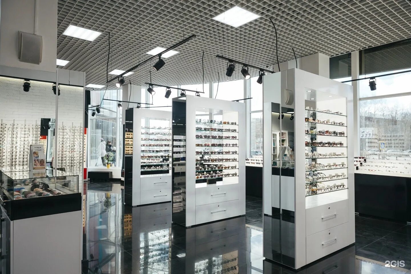 экран оптика орджоникидзе 11. салон оптики. оптика марьино. интерьер салона оптики. салон оптики.