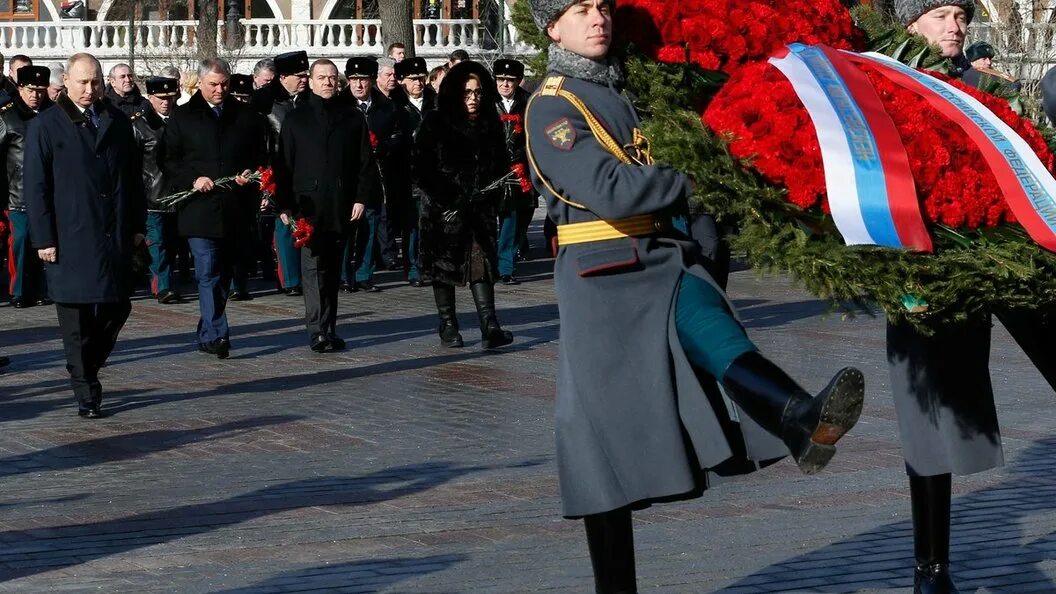 Какой сегодня праздник в россии 28 февраля. Возложение венков к могиле неизвестного солдата. Возложение венков 23 февраля. Возложение цветов к могиле неизвестного солдата 23 февраля. Возложение цветов в день защитника Отечества.