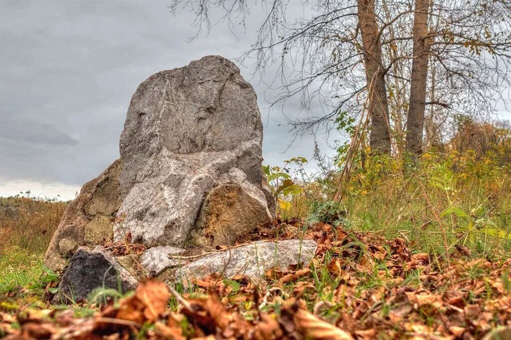 Придорожный камень. Камень у дороги. Камень трех дорог. Камень на распутье.