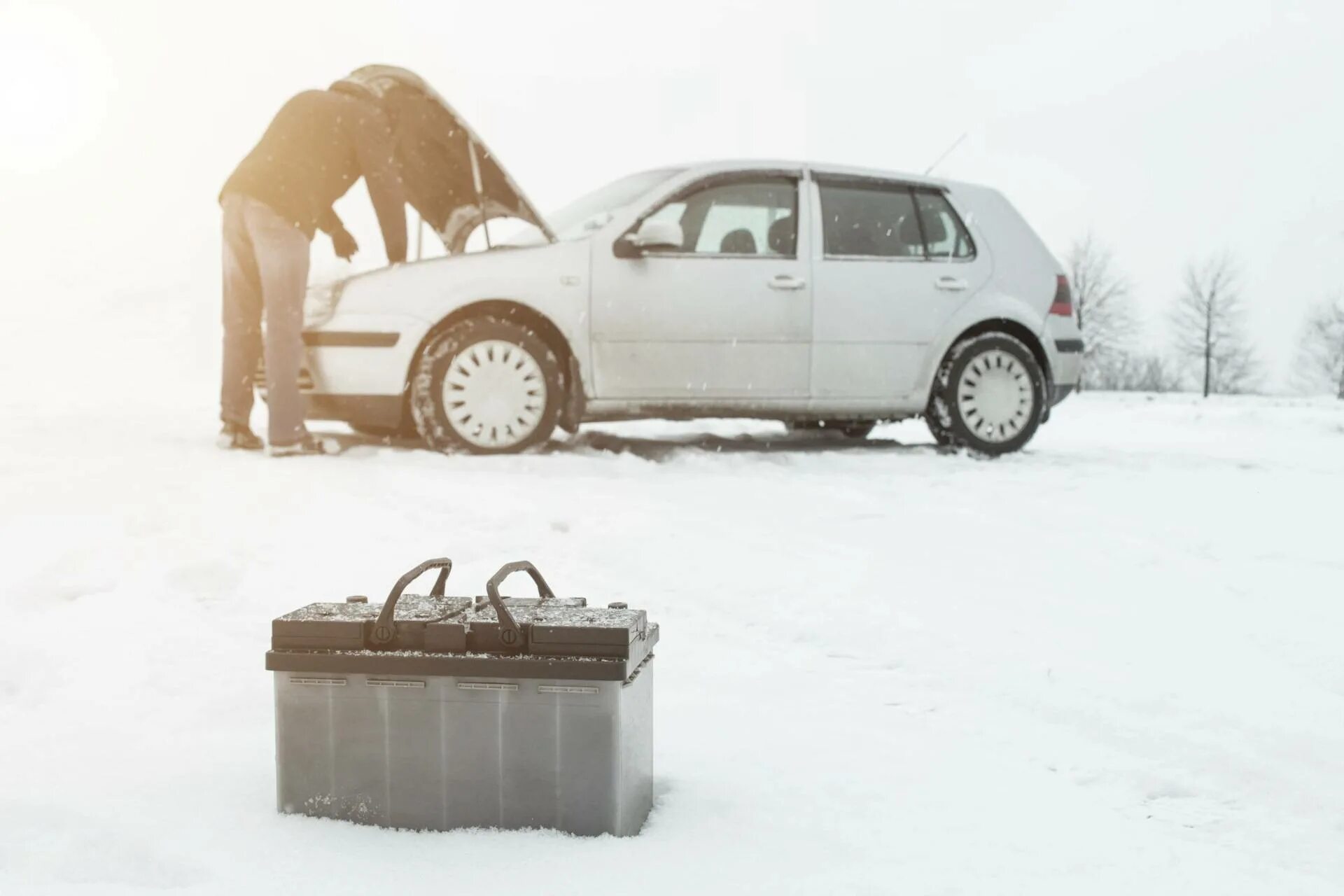 Севший автомобильный аккумулятор. Запуск автомобиля зимой. Заведенный автомобиль зимой. Замерзшая машина. Не заводится автомобиль зимой.