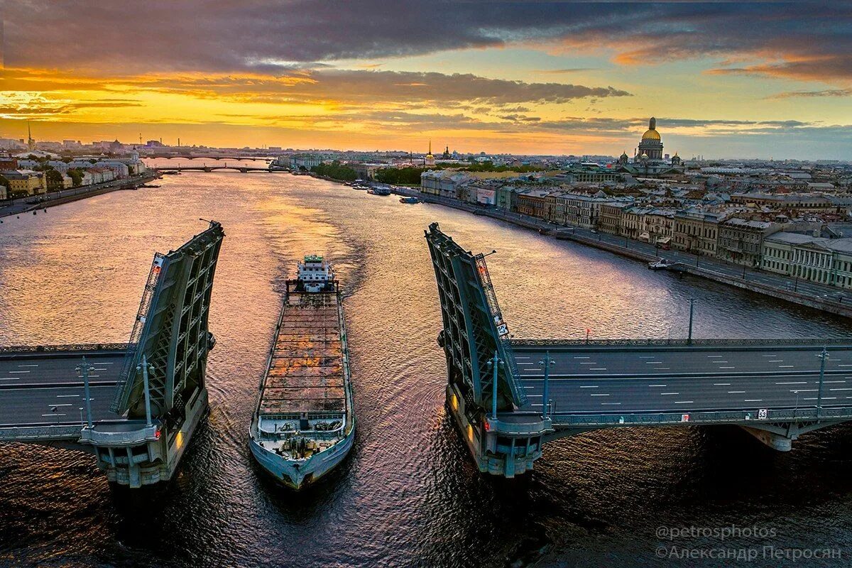 Мосты Невы в Санкт-Петербурге.