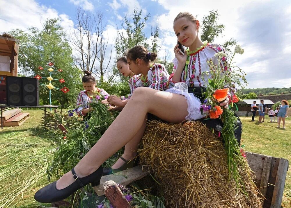 Сельское развлечение. Деревенские гуляния. Деревенские забавы. Деревенские развлечения. Деревенские сценки.