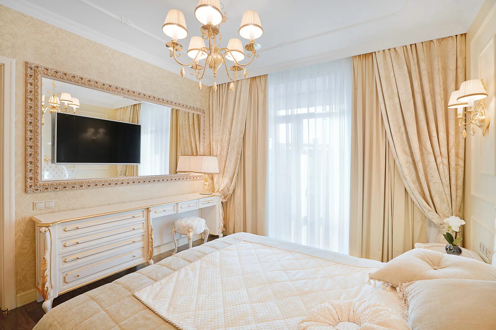 Шторы в светлую спальню. Шторы в спальню с балконом. Золотистые шторы в спальню. Шторы в интерьере спальни. Бежево голубая спальня.