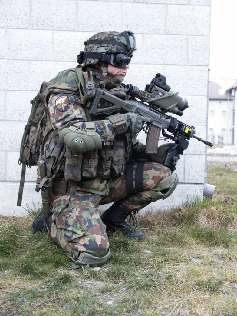 Ратник 2м. Военная форма ратник. Как выглядит экипировка. Atacs fg ссо. Комплект бронезащиты ратник.